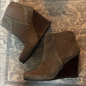 Tahari Cora Brown/grey Suede Wedge Boots